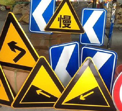 盐亭标识标牌中颜色的确定是很重要的。